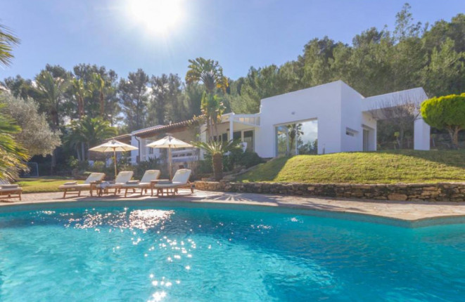 Charming villa with private pool in a very...