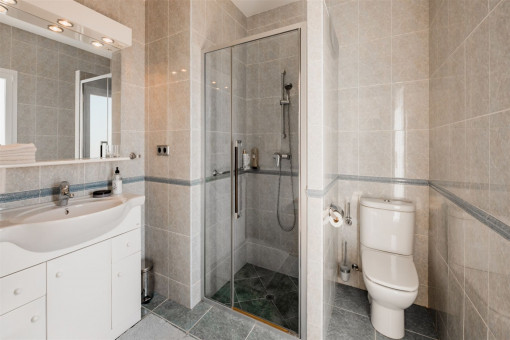 One of 5 bathrooms